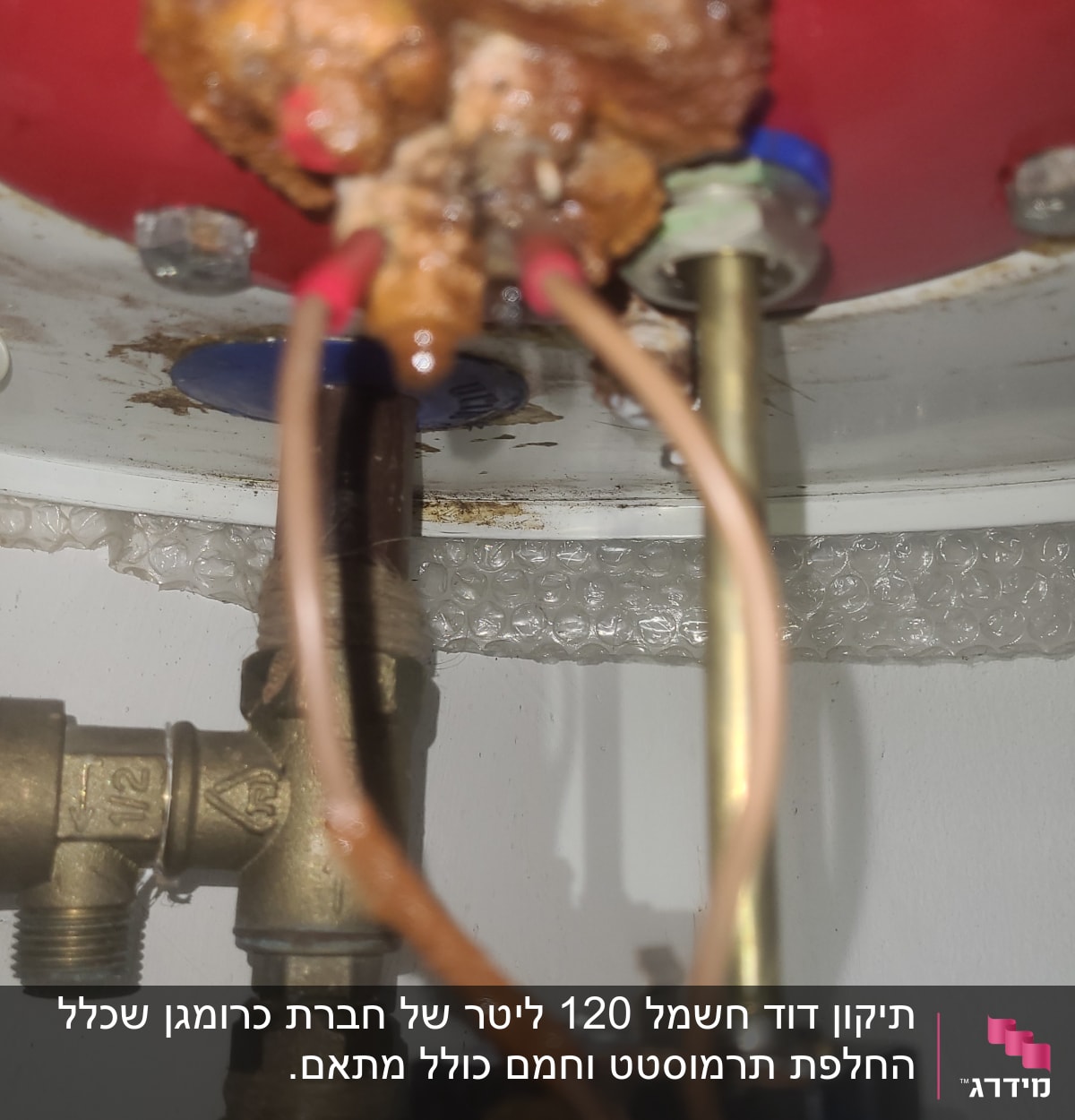 חיבורים חשמליים וצינורות בדוד שמש